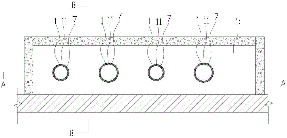 Floor structure and its construction method between building pipes