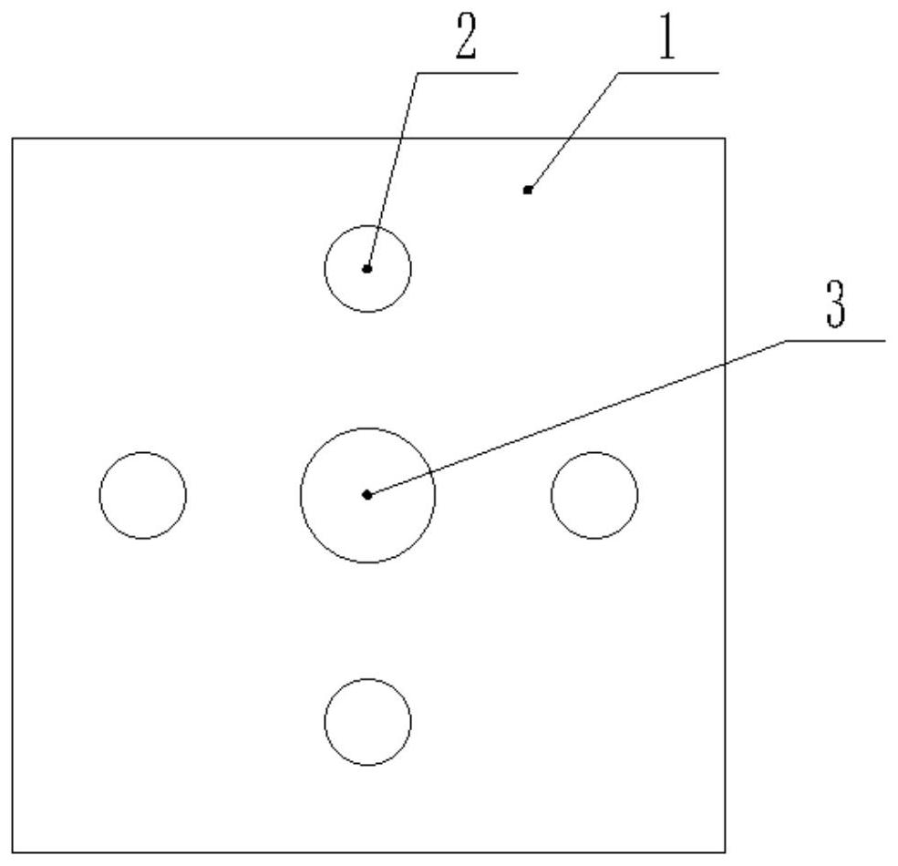 In-hole delayed segmented detonating slotting structure and a slotting method