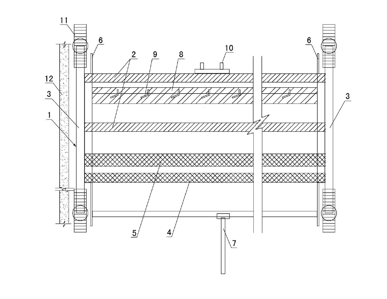 Pavement paver capable of spanning central median for construction and construction method thereof