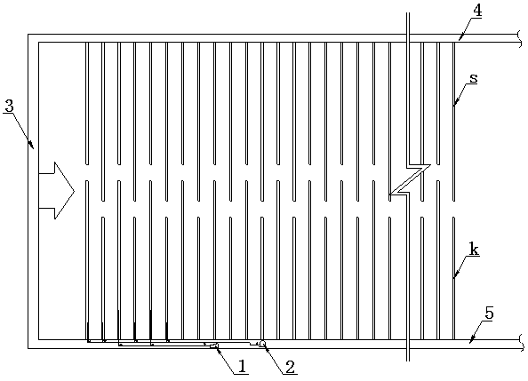 Refection reducing and outburst eliminating method for deep-hole hydraulic fracture driving gas shallow hole extraction