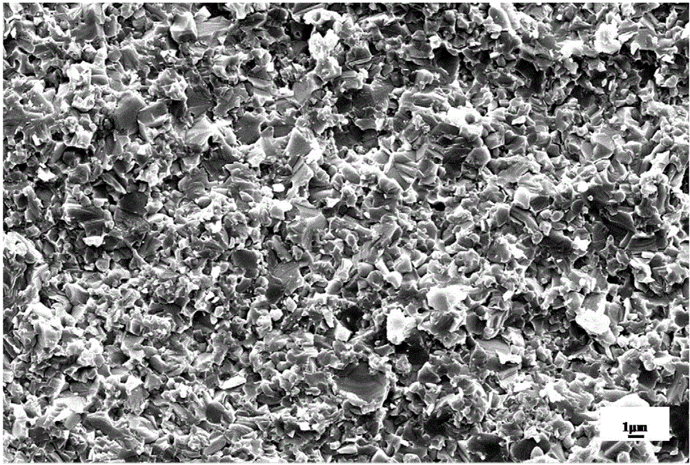 Multicavity microwave sintering insulation device for ceramic tool