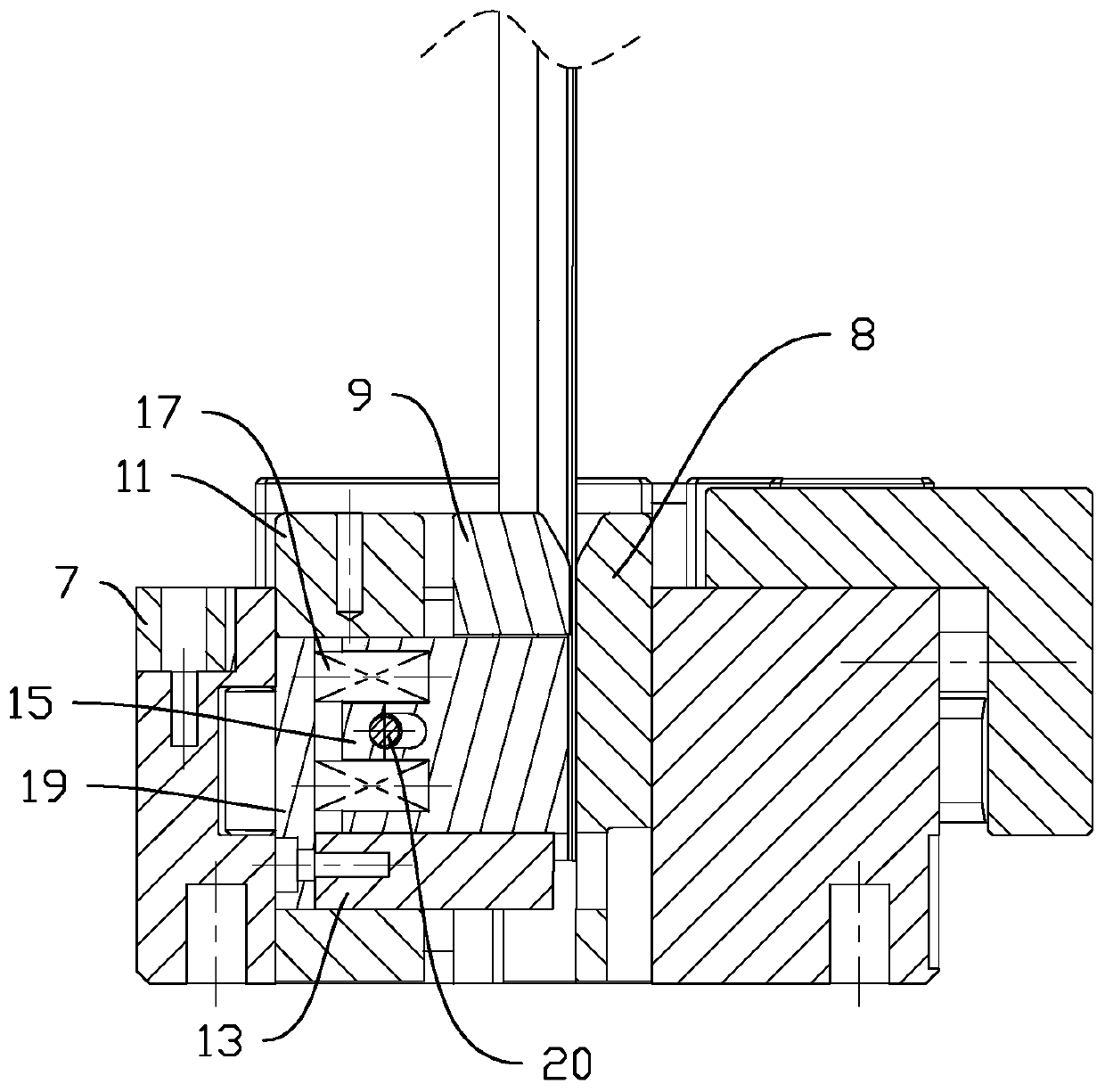 Punching die capable of reversing punching direction