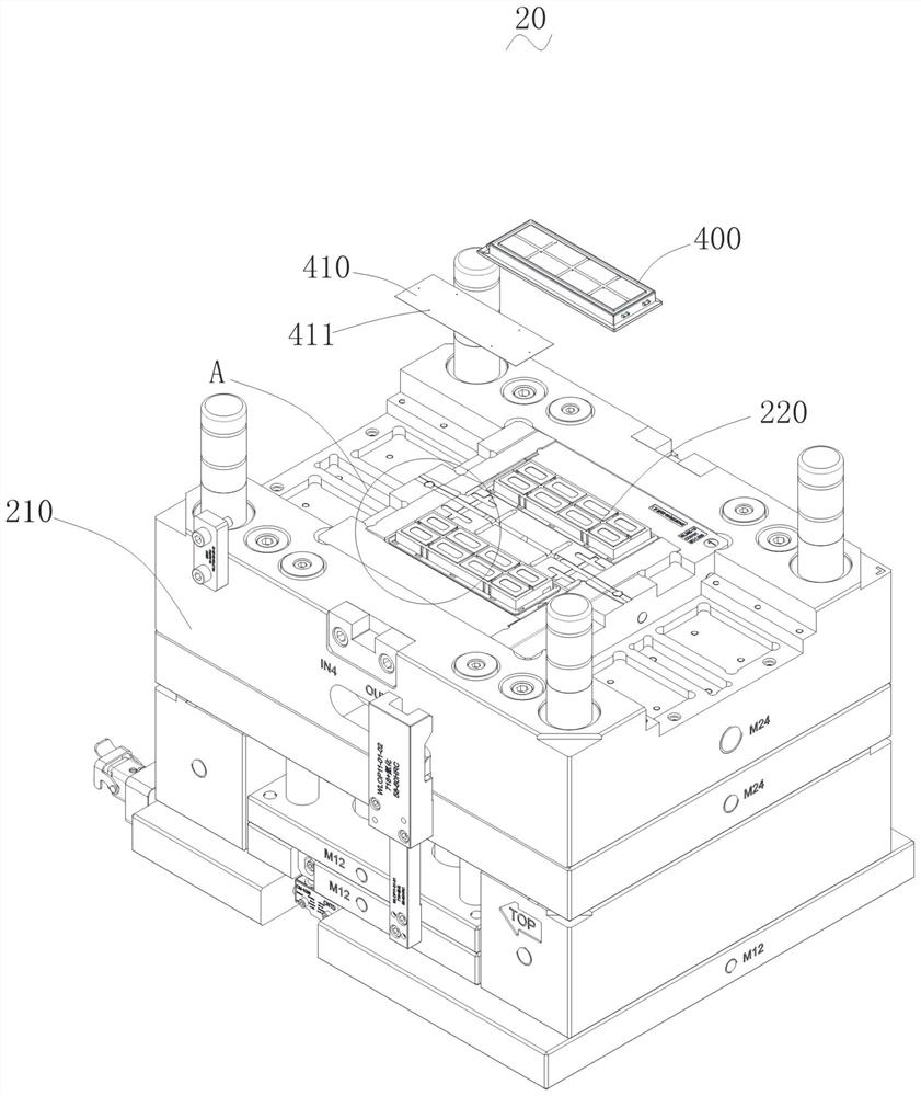 Filter screen assembly production method and injection molding device