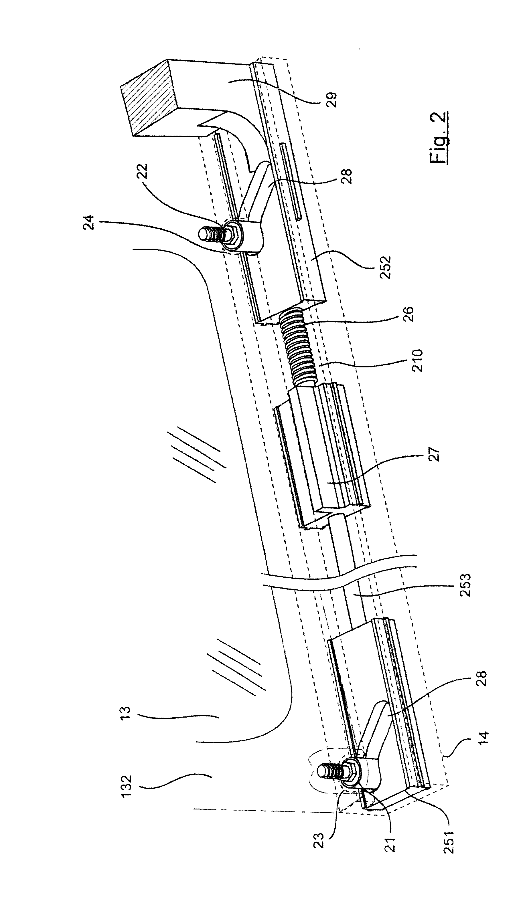 Device for closing off an opening made in a structural element comprising synchronization, and corresponding automobile