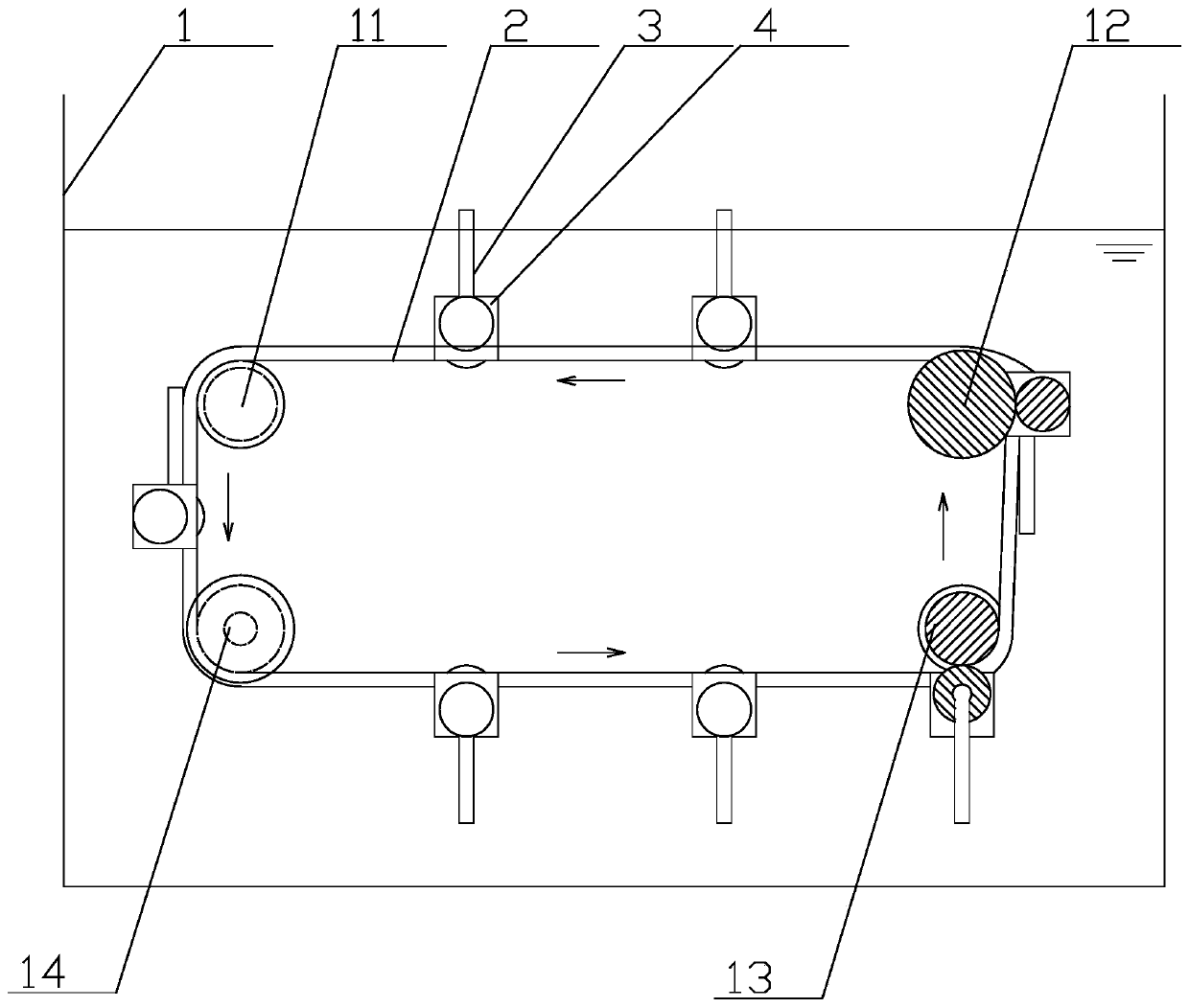 A stable skimming and mud scraping device