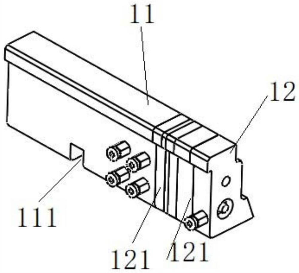 Self-adjusting die strip assembly and bending equipment adopting same