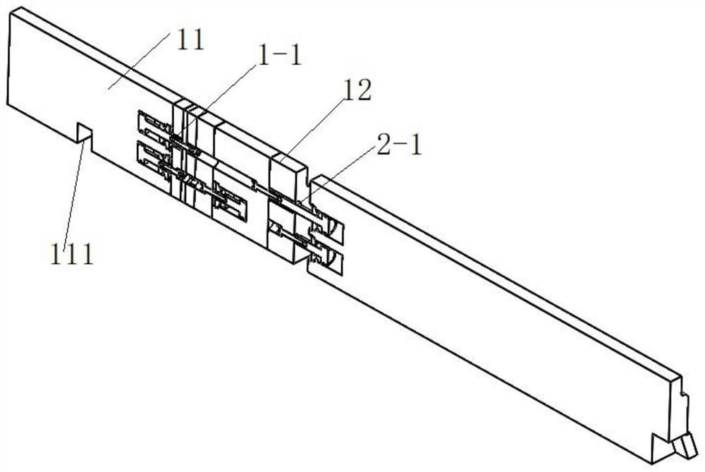 Self-adjusting die strip assembly and bending equipment adopting same