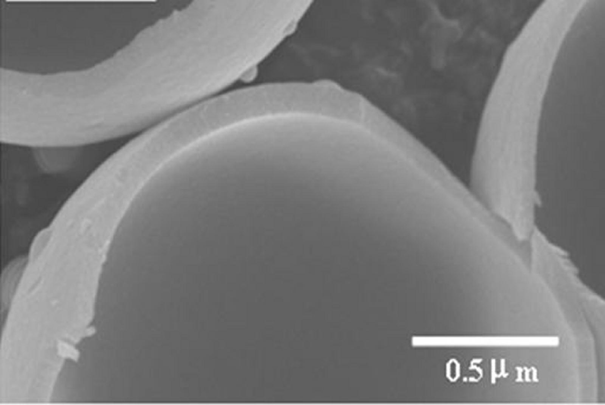 Hollow silicon dioxide microsphere with pores in graded distribution as well as preparation method and application thereof