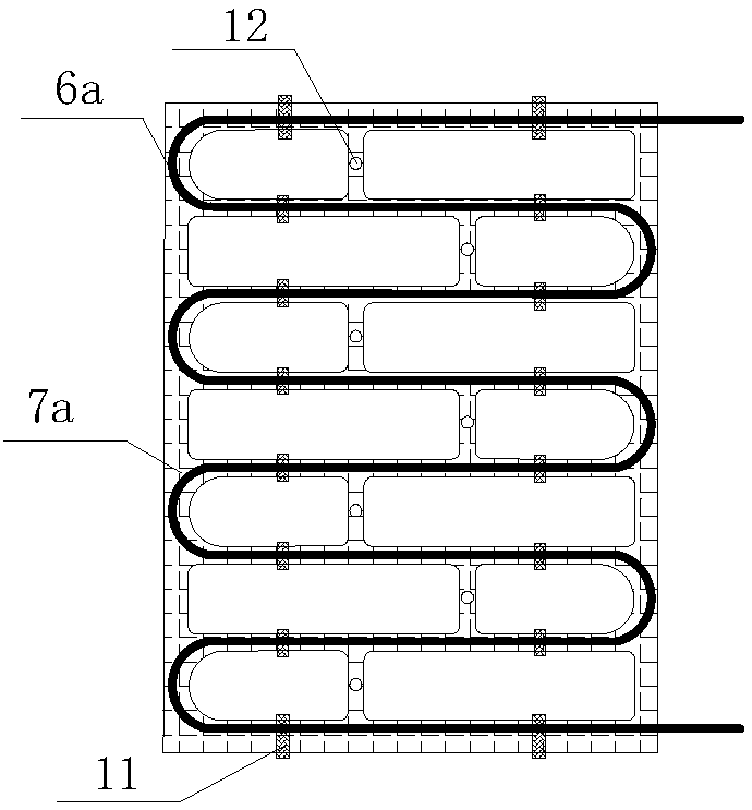 Road heating mat for melting ice and snow and pavement construction method thereof