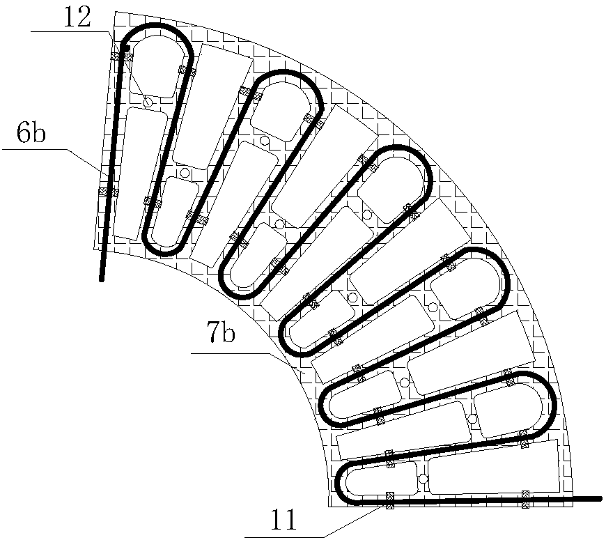 Road heating mat for melting ice and snow and pavement construction method thereof