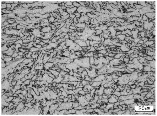 High-strength steel material having enhanced resistance to brittle crack propagation and break initiation at low temperature and method for manufacturing same