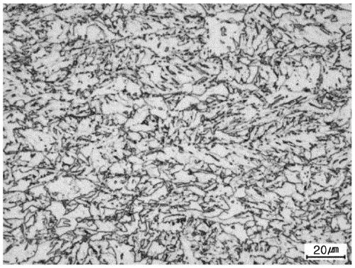 High-strength steel material having enhanced resistance to brittle crack propagation and break initiation at low temperature and method for manufacturing same