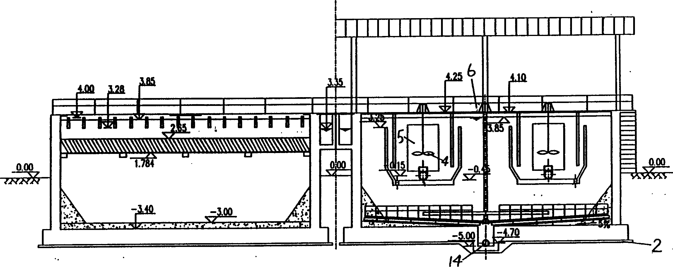 Middle arranged sedimentation tank