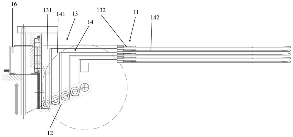 Mechanical arm used for controlling distance between bearing pieces