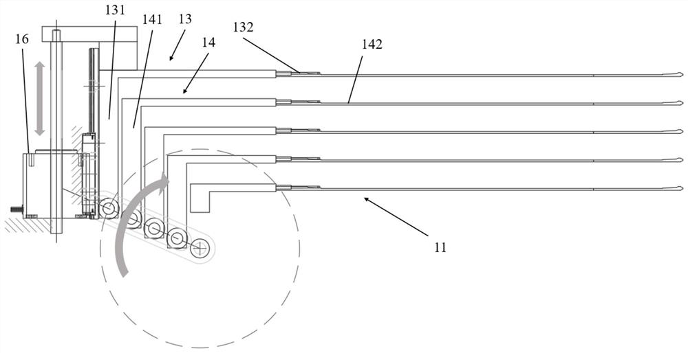 Mechanical arm used for controlling distance between bearing pieces