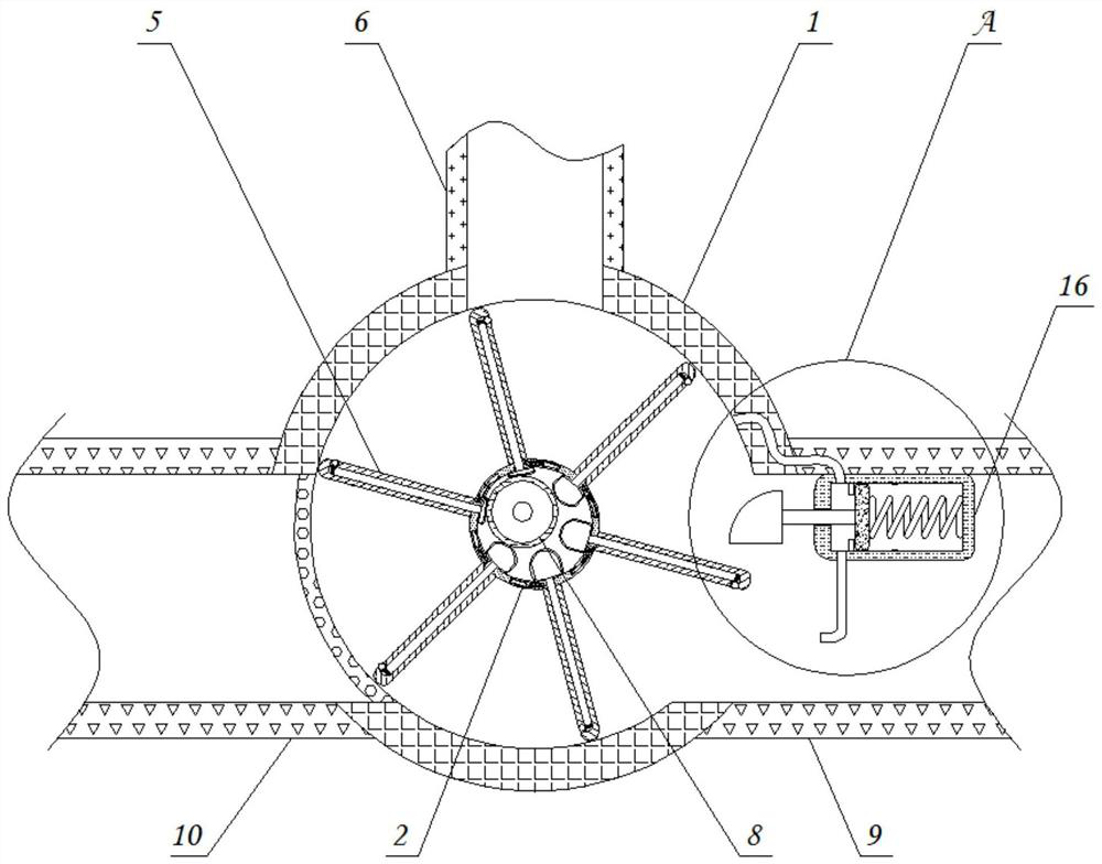 Fire extinguishing spraying device capable of achieving automatic smoke discharge