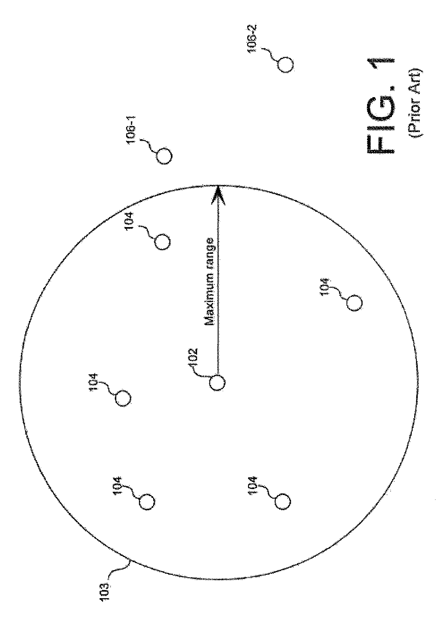 Mobile ad-hoc network providing desired link delay offset without guard times and related methods