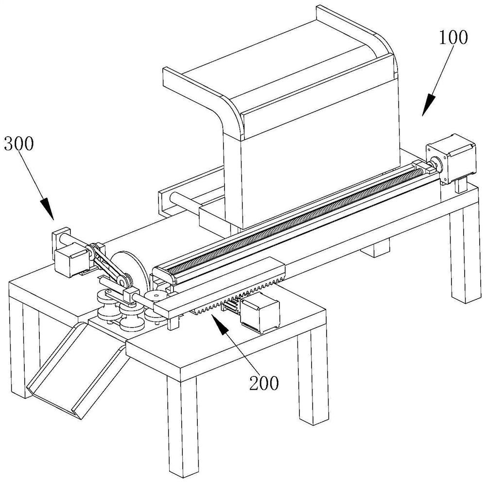 Circular pipe cutting and bending device and using method thereof