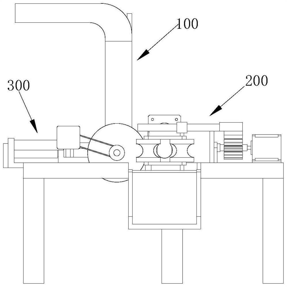 Circular pipe cutting and bending device and using method thereof