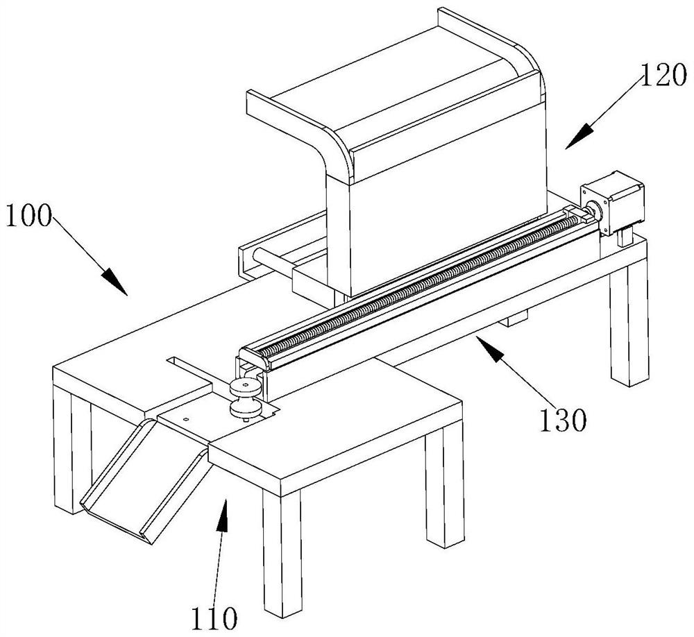 Circular pipe cutting and bending device and using method thereof