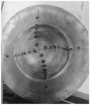 An isothermal hot drawing forming device and forming method for controlling component wall thickness uniformity