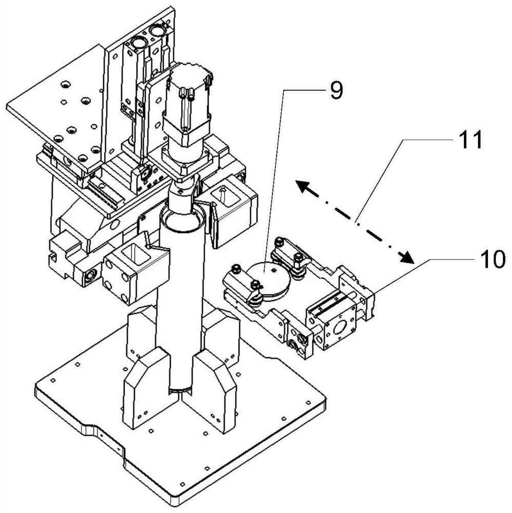 An automatic tightening device for bottle caps with external threads