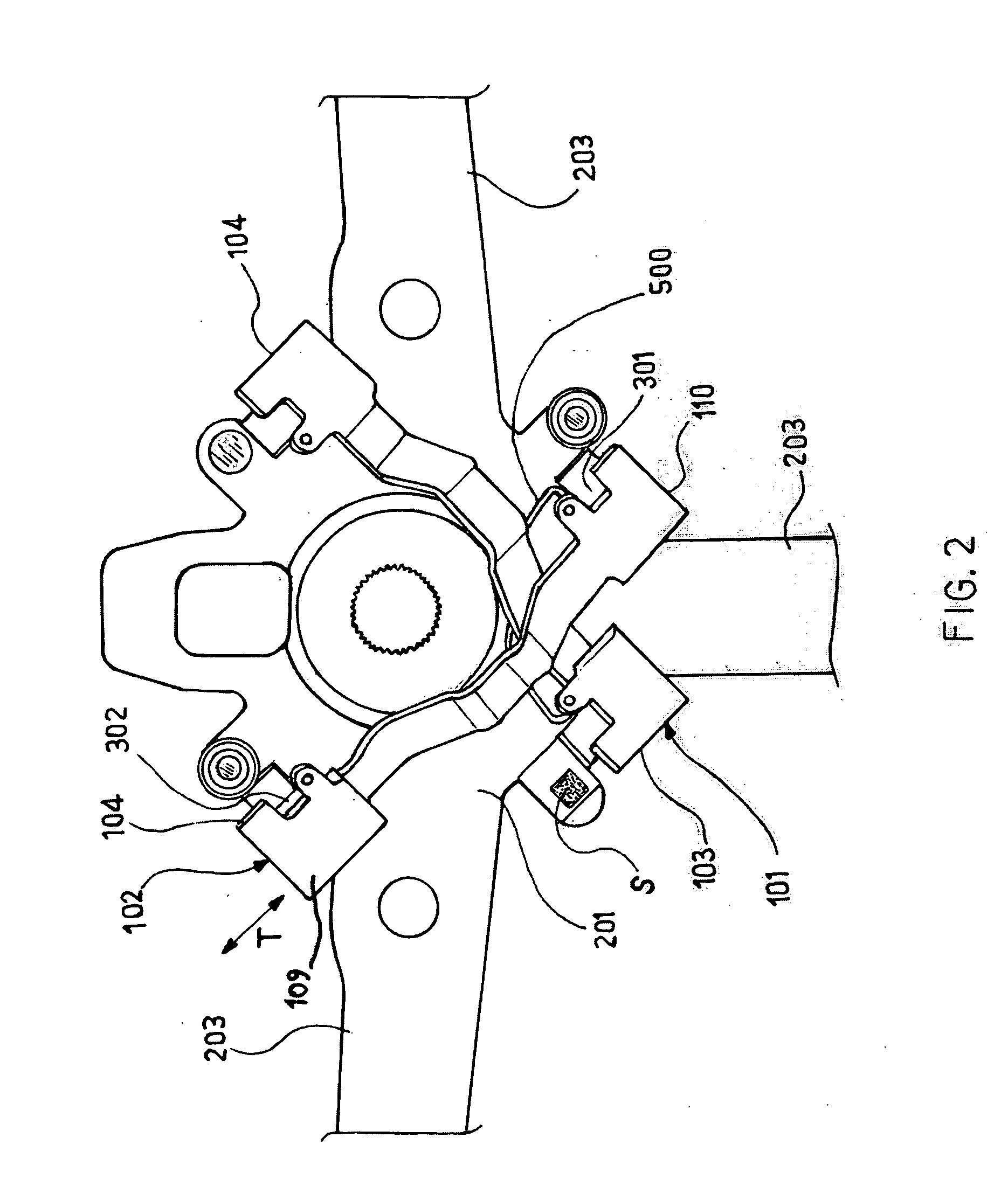 Assembly for retaining an airbag module to a steering wheel