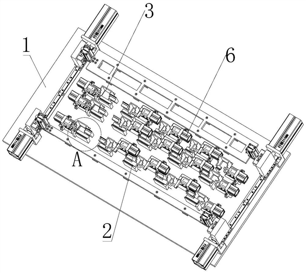 Injection molding sprue cutting device