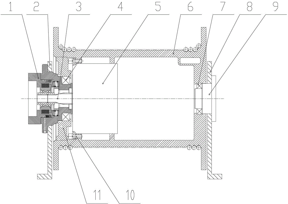 A clutch brake device and a hoist including the device and its operation method