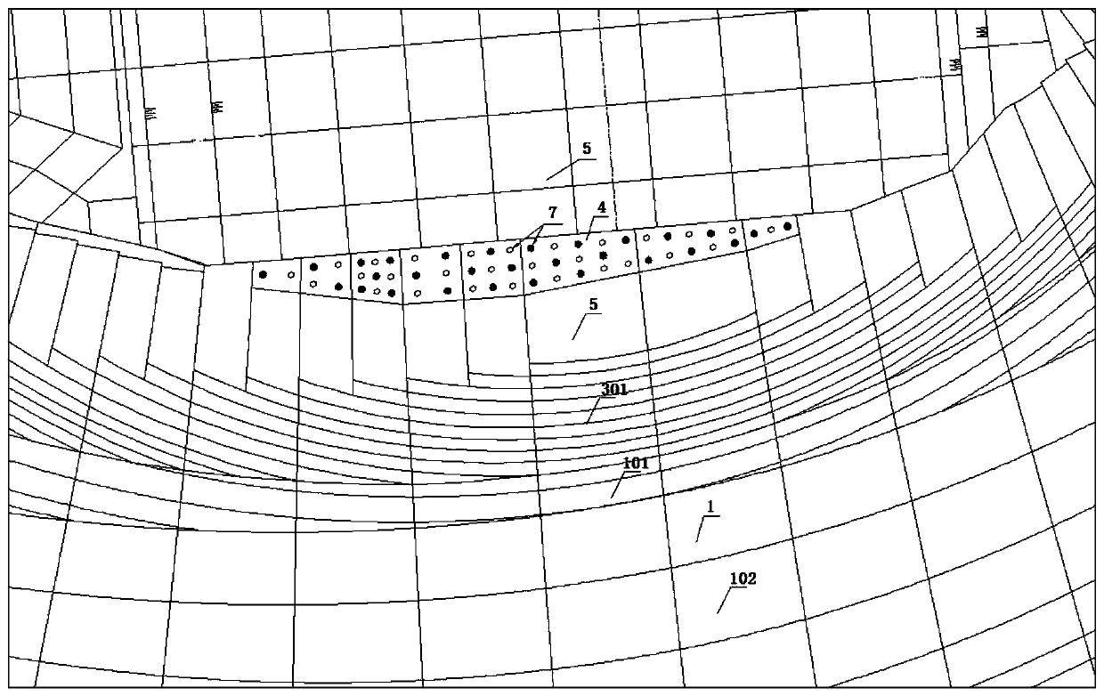 Dam toe transition structure suitable for arch dam on complex rock stratum