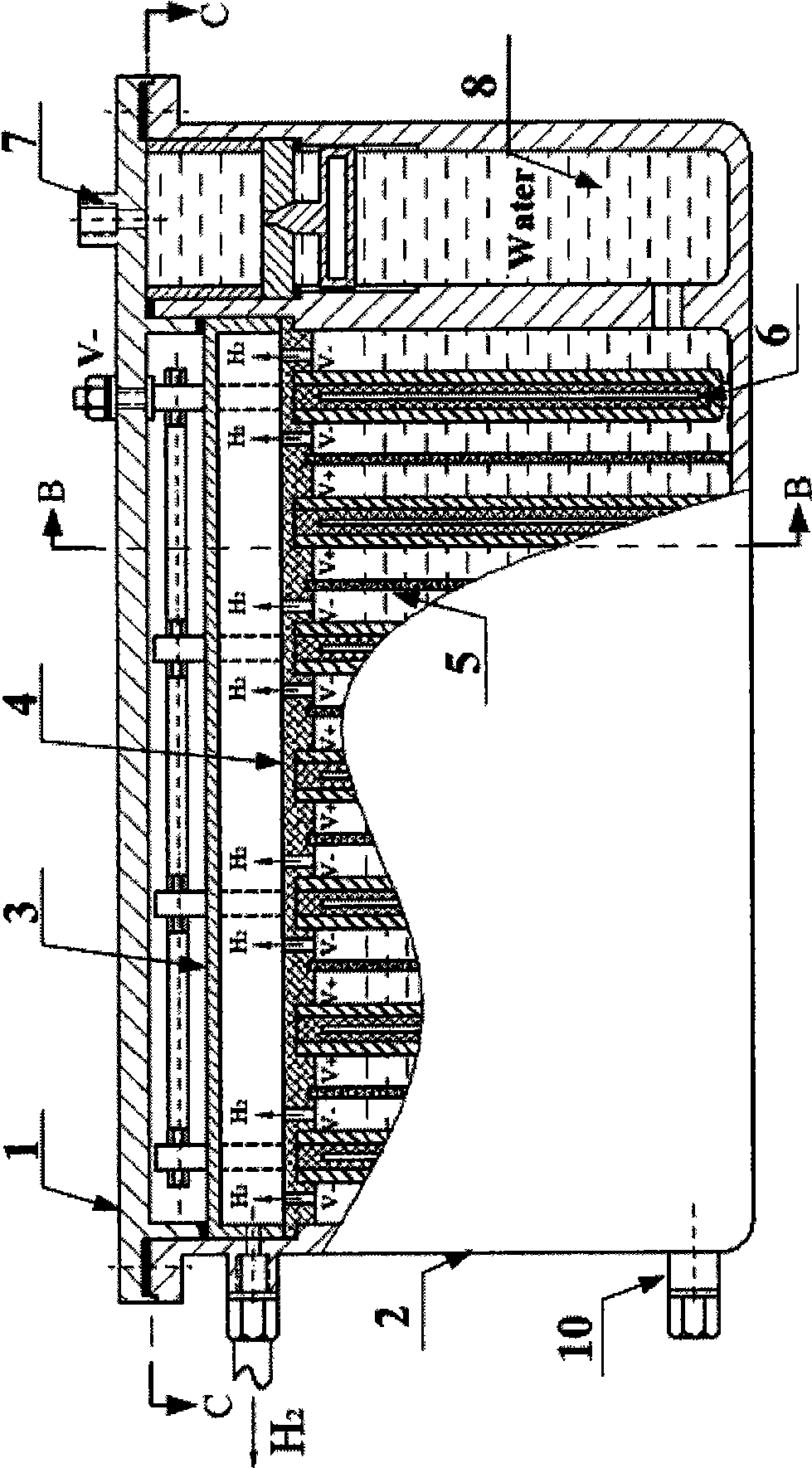 Constant current electrolytic cell in stable strong electric field and electrolysis device thereof