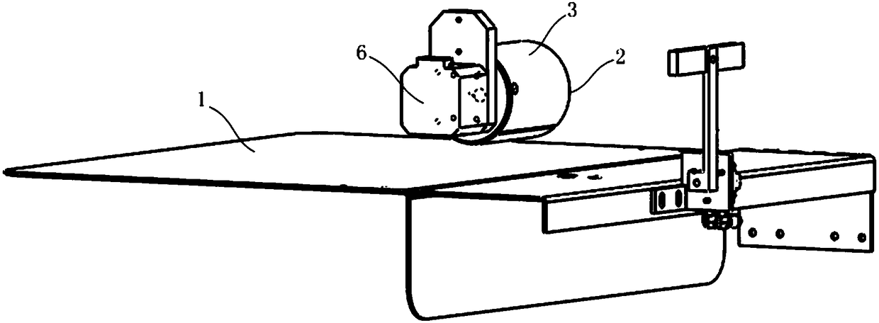 Method for improving stability of cloth separation by friction wheel, and cloth separating device