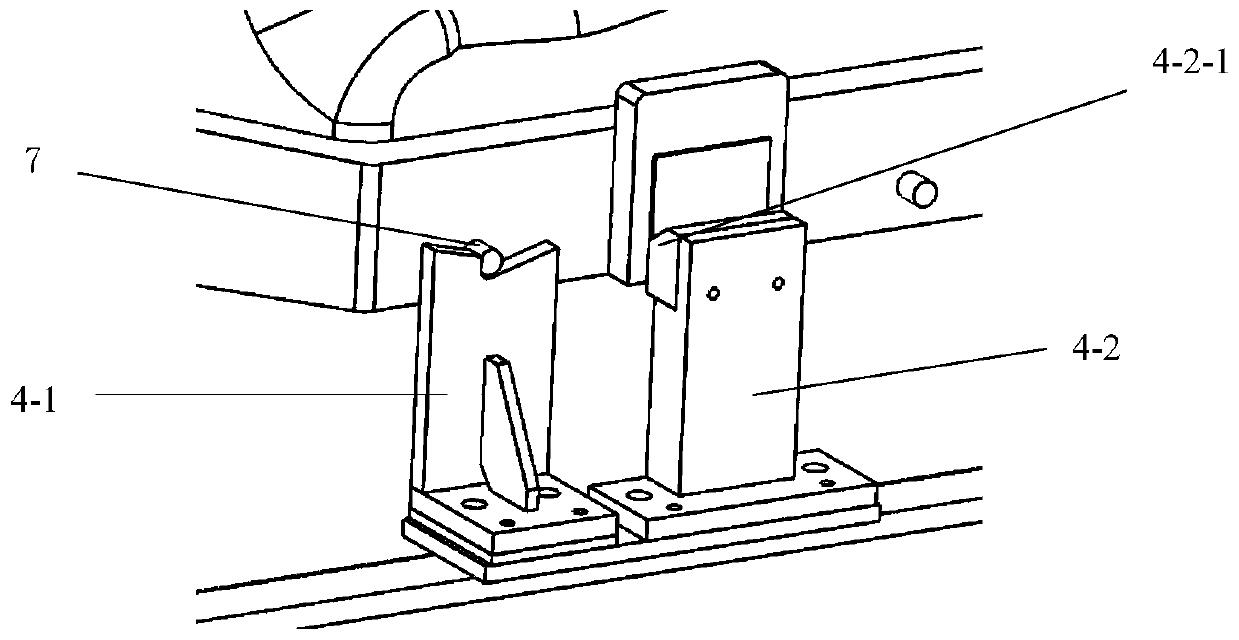 Charging bin with falling-type fire-fighting function