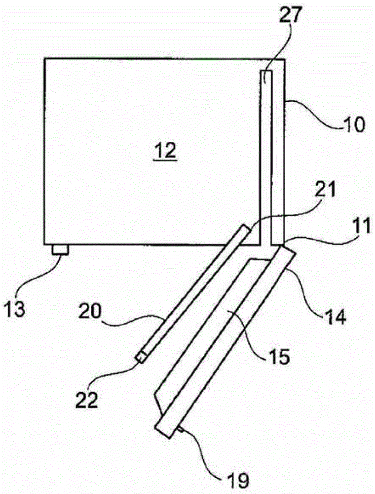 Refrigeration appliance with intermediate door for reduced temperature compensation