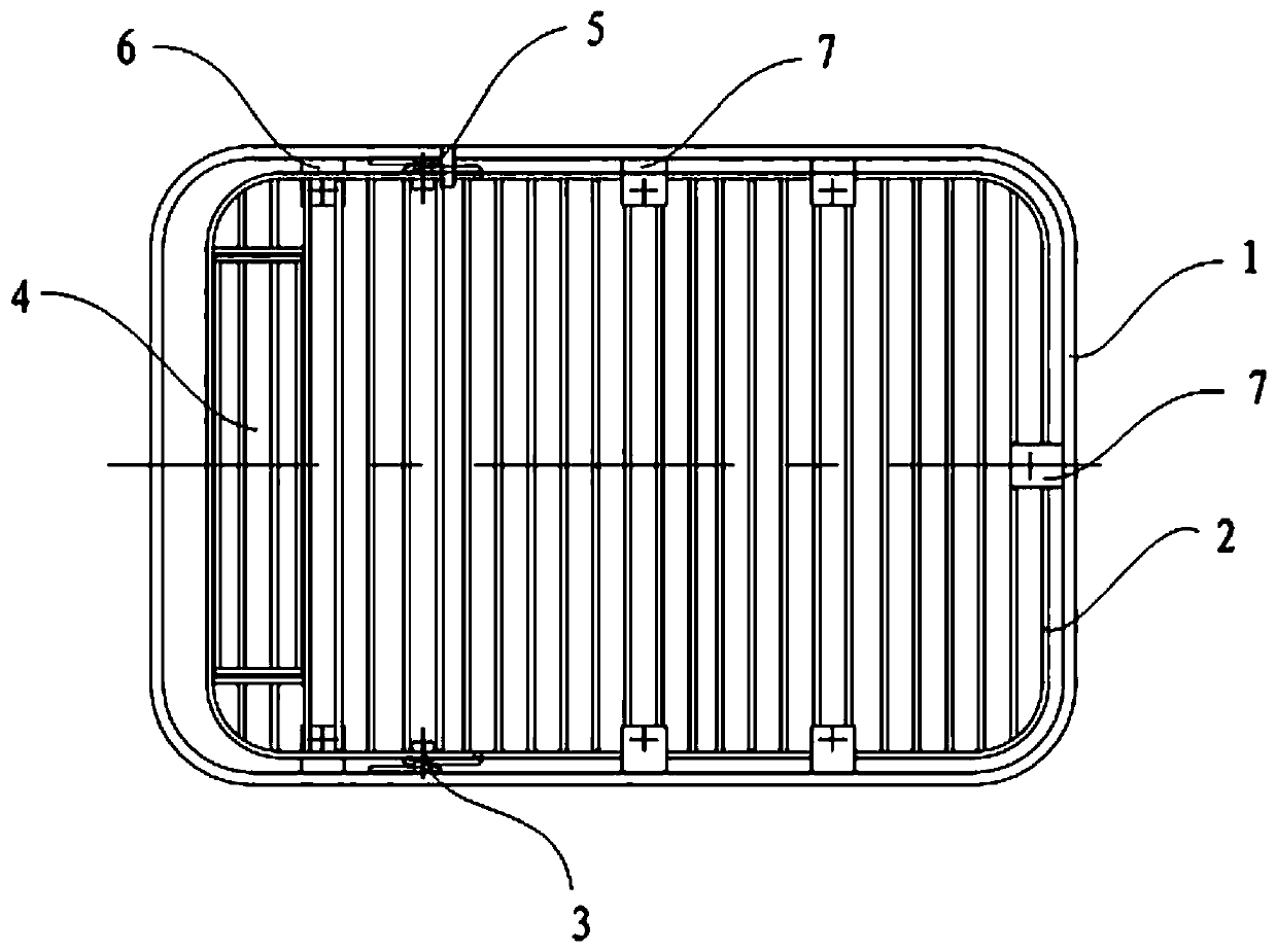 Ship and sea chest grating thereof