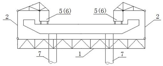 Method for bridge maintenance vehicle and maintenance platform avoiding bridge piers