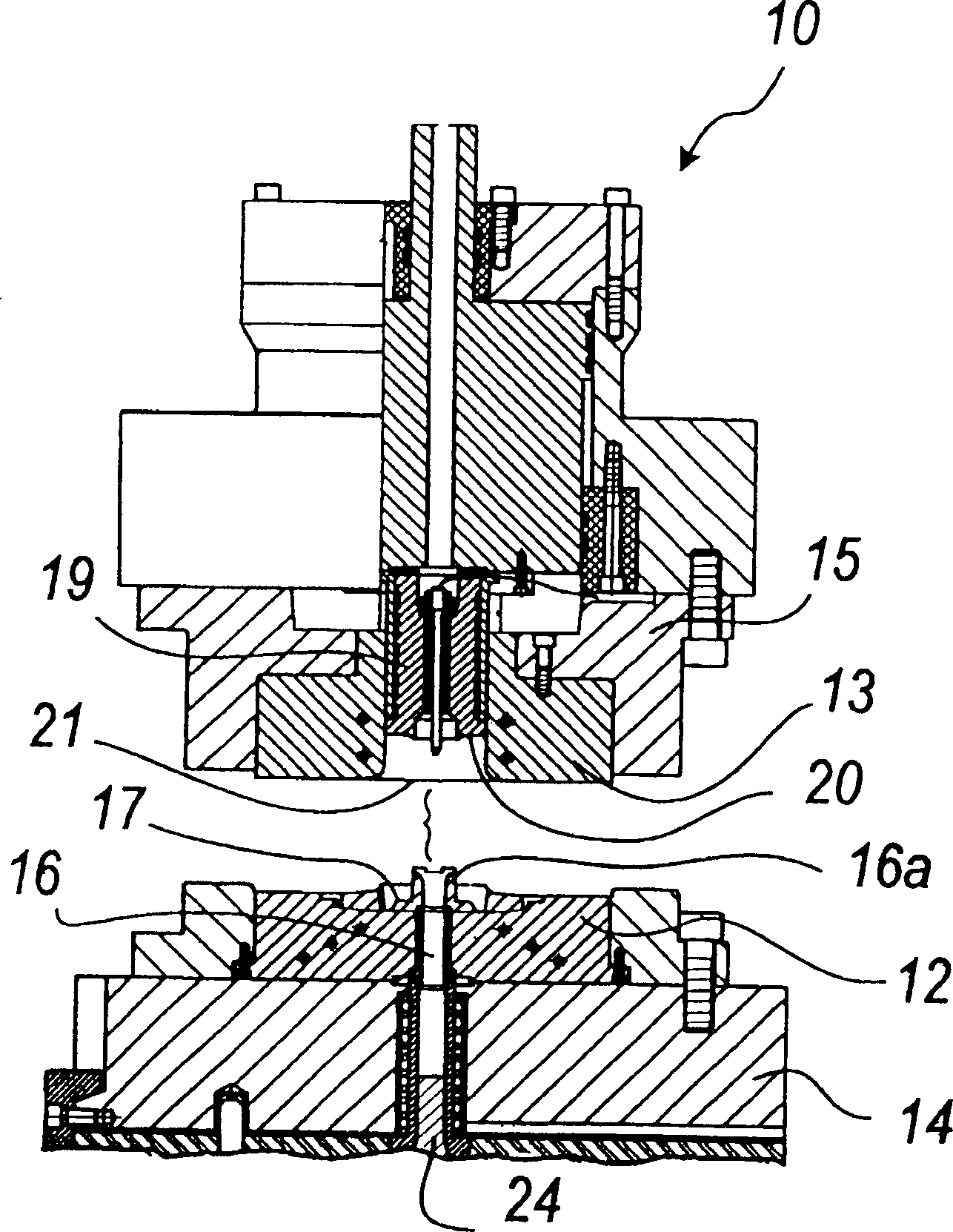 Apparatus for manufacturing articles made of light alloys and the like, and method performed by the apparatus