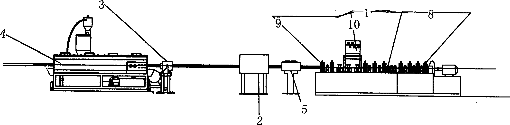 Continuous production device of steel plastic composite pipe having holed steel skeleton surface coated with binder