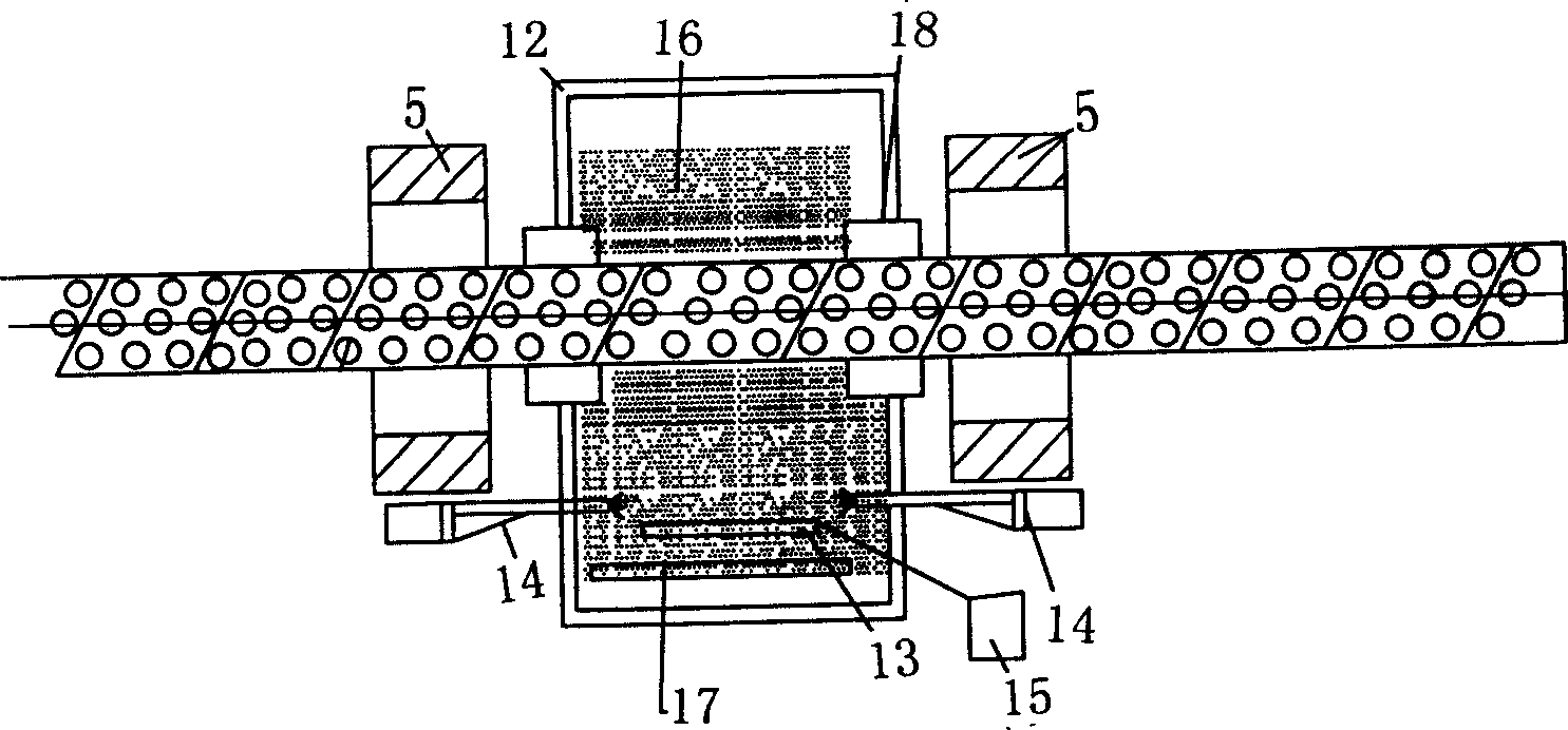 Continuous production device of steel plastic composite pipe having holed steel skeleton surface coated with binder