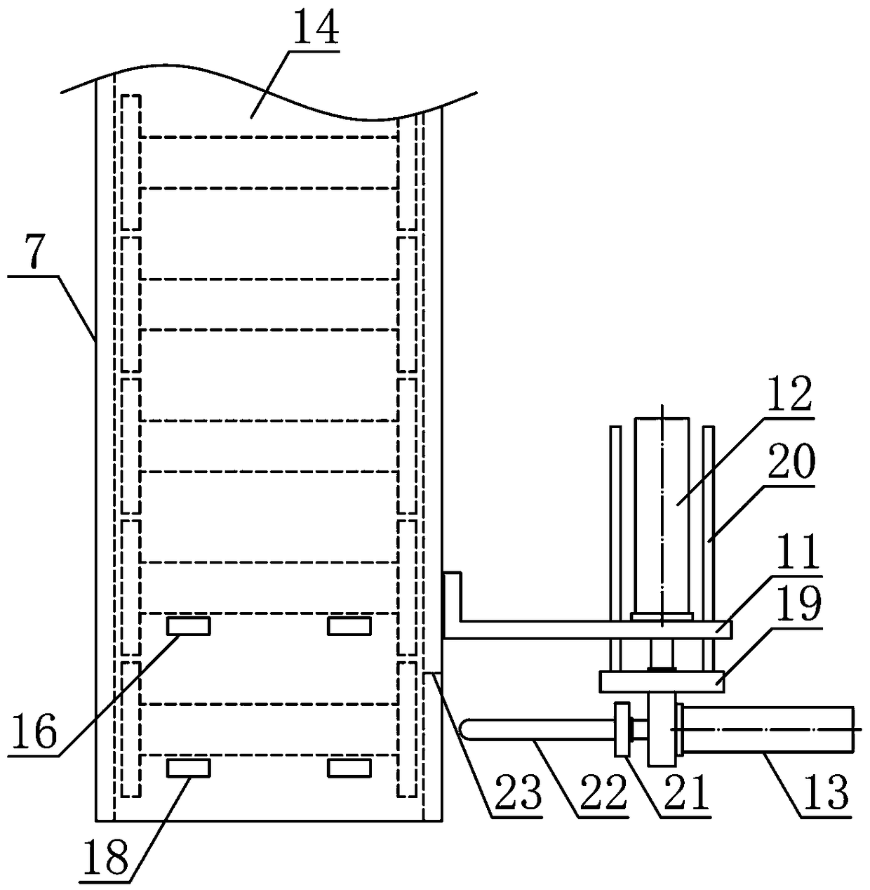 Automatic feeding mechanism for yarn winding drums