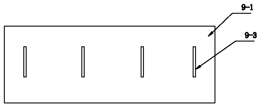 Movable regulating weir plate and horizontal-flow type automatic flushing sewage purification device