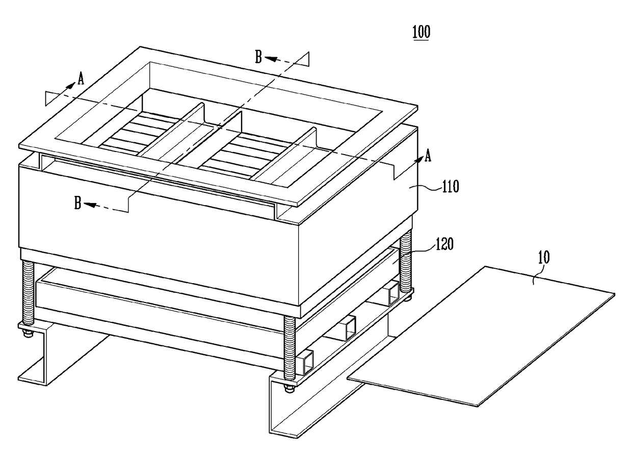 Molding apparatus and battery tray manufactured thereby