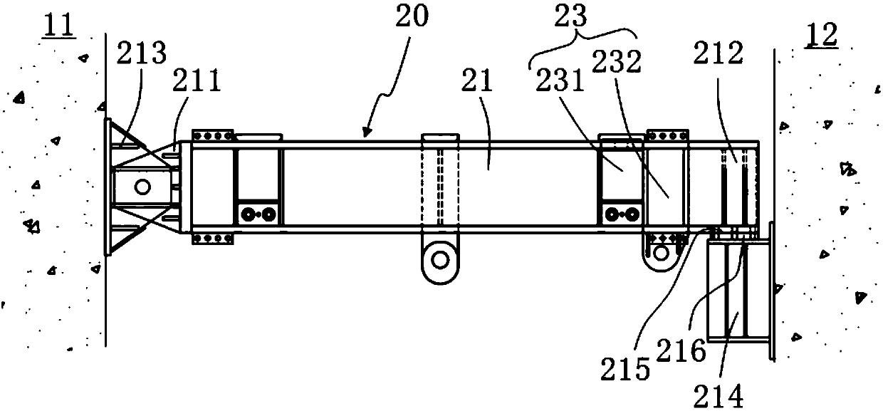 The in-situ construction method of large-scale movable jib tower cranes in super high-rise buildings is converted from internal climbing to external hanging