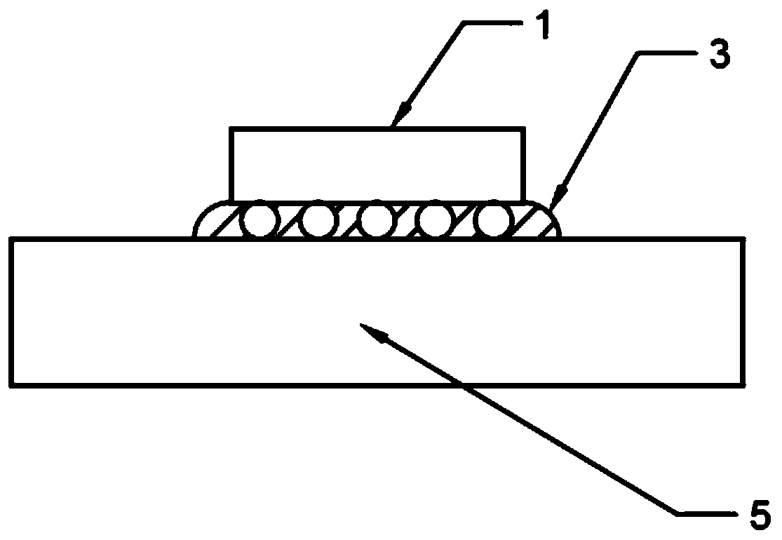 Electronic packaging device and underfilling method