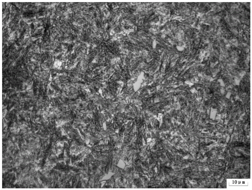 TiC particle enhancement mode complex phase tissue high-ductility wear-resisting steel plate and manufacturing method thereof