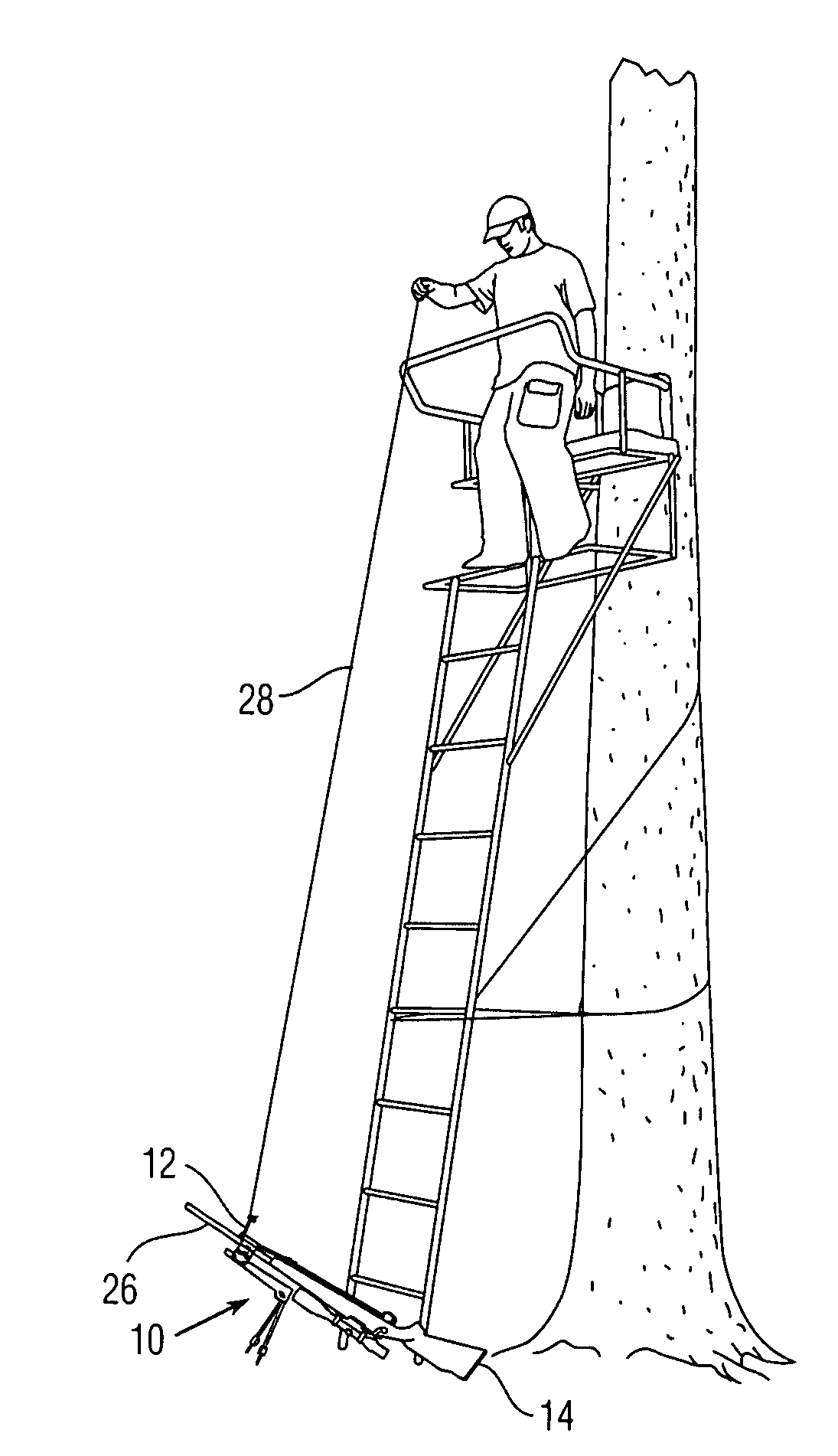 Device for safely raising and lowering a rifle between the ground and an elevated stand