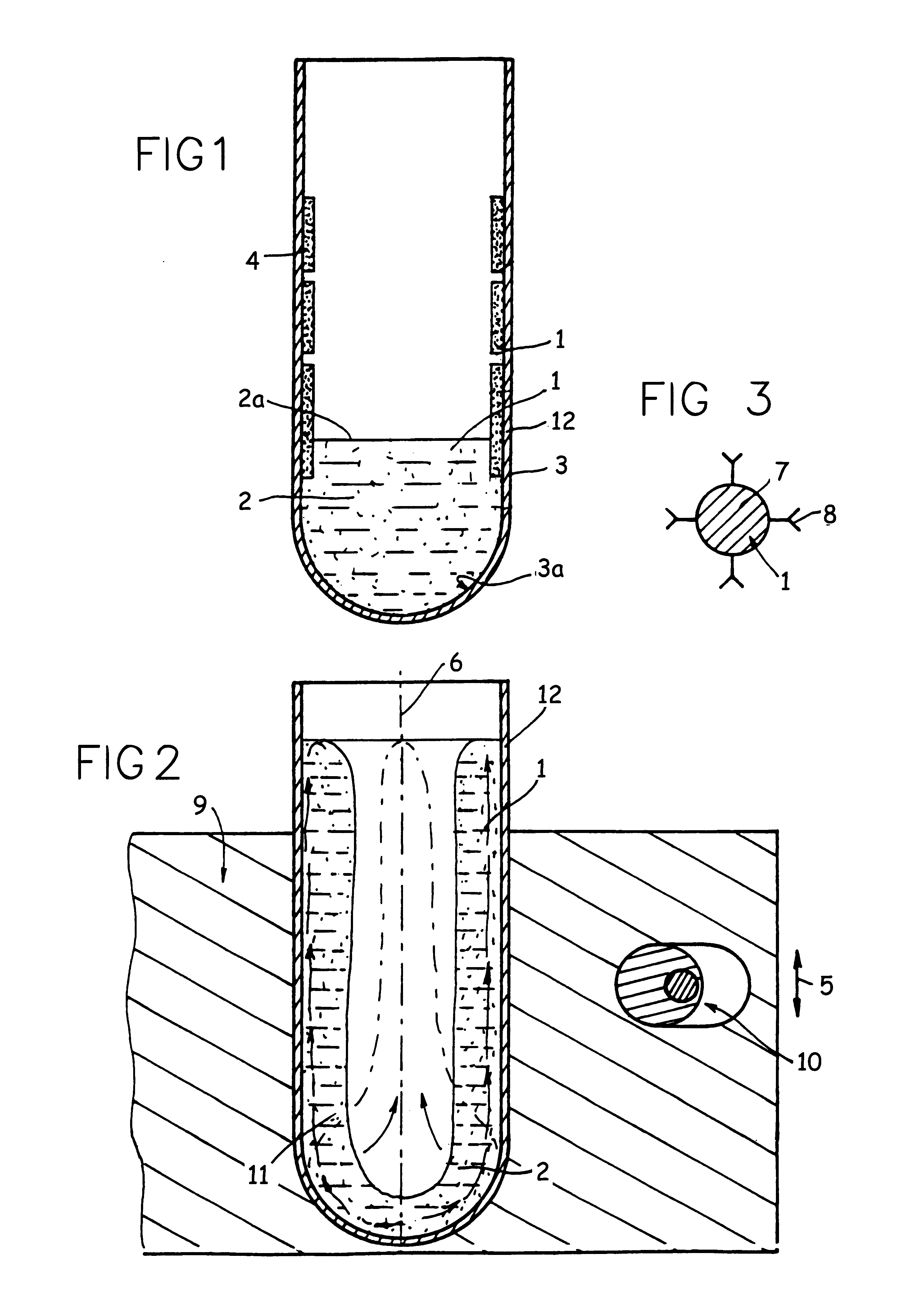 Method and device for suspending solid particles in a liquid