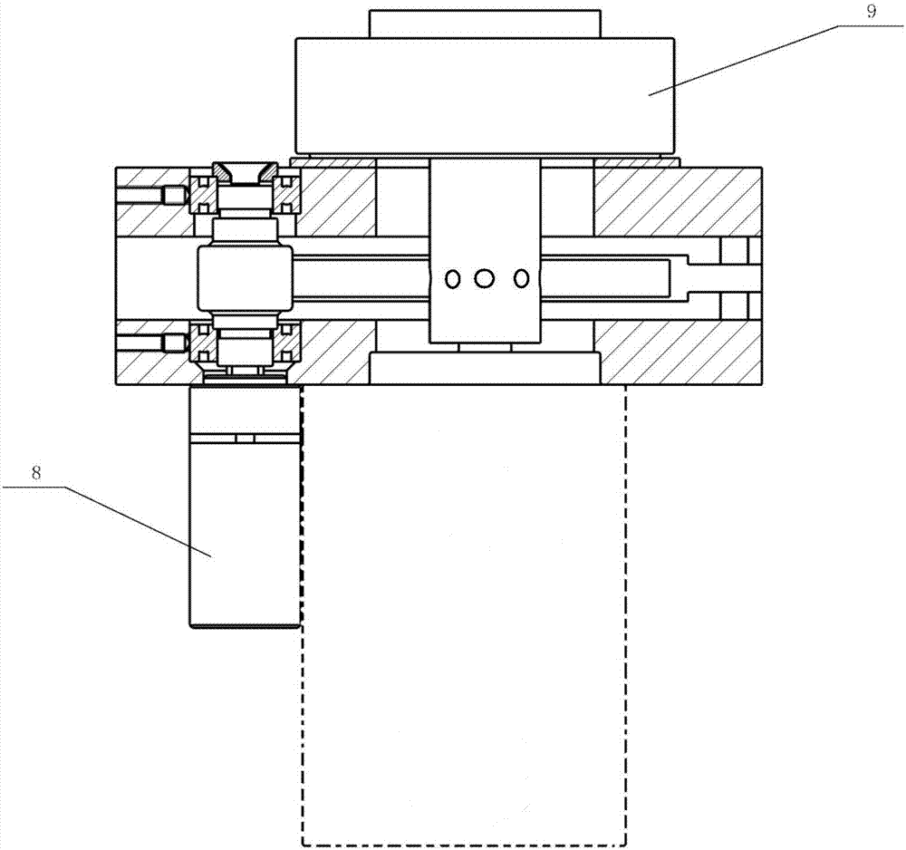 Self-retaining type deadlocking device