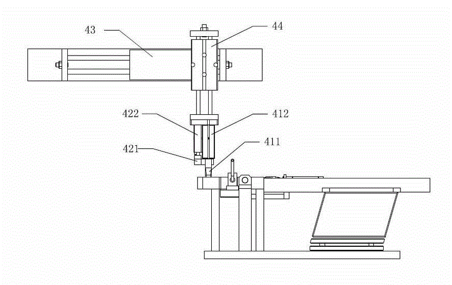 Automatic assembling mechanism for socket protection door