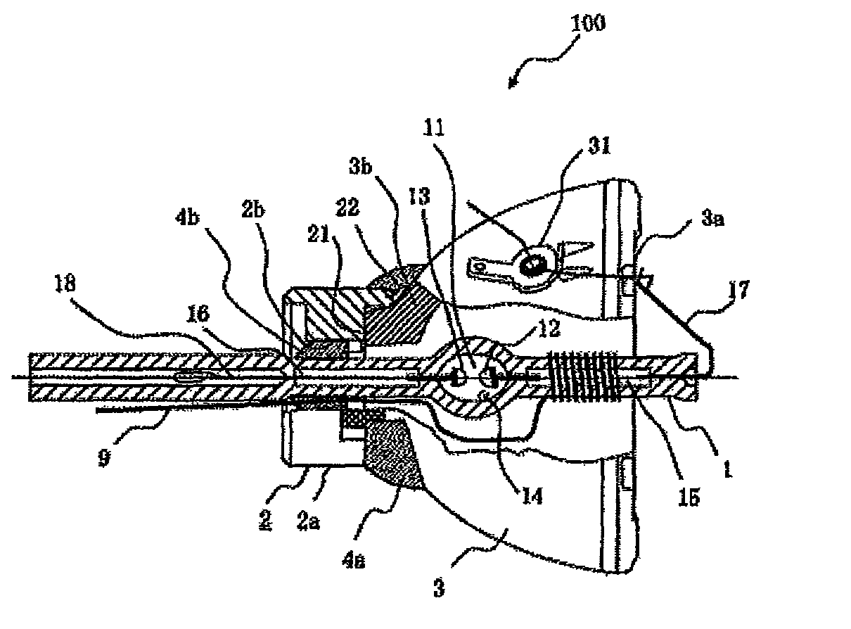 Discharge lamp with a reflective mirror with optimized electrode configuration